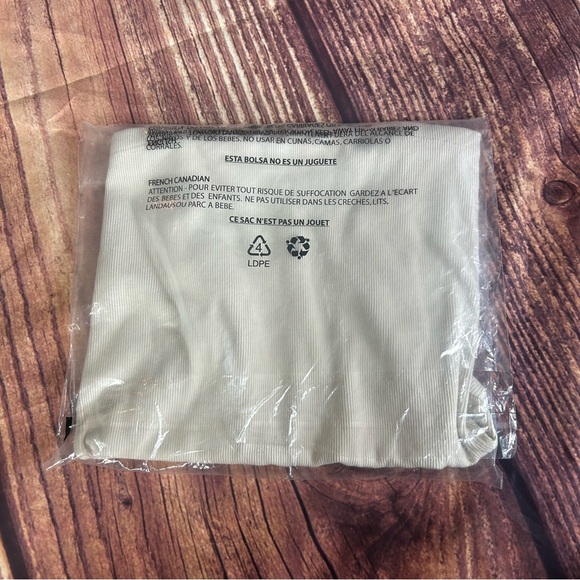 Women’s Perfectwhitetee Structures Ribbed V-Neck Tee in Sugar Maria Size XS NWT - Picture 4 of 9